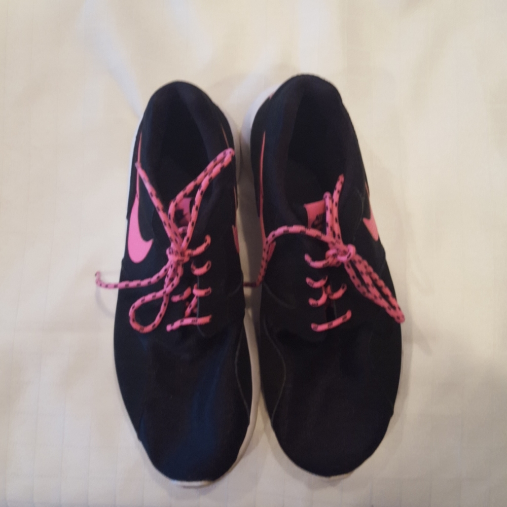 Nike shoes - Picture 1 of 3